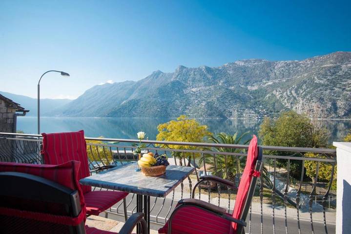 Gîte pour 2 personnes, avec Balcon ainsi que Terrasse et Vue dans Risan