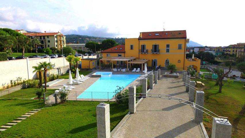 Appart’hôtel pour 6 personnes, avec Balcon et Jacuzzi ainsi que Terrasse et Jardin à Diano Marina