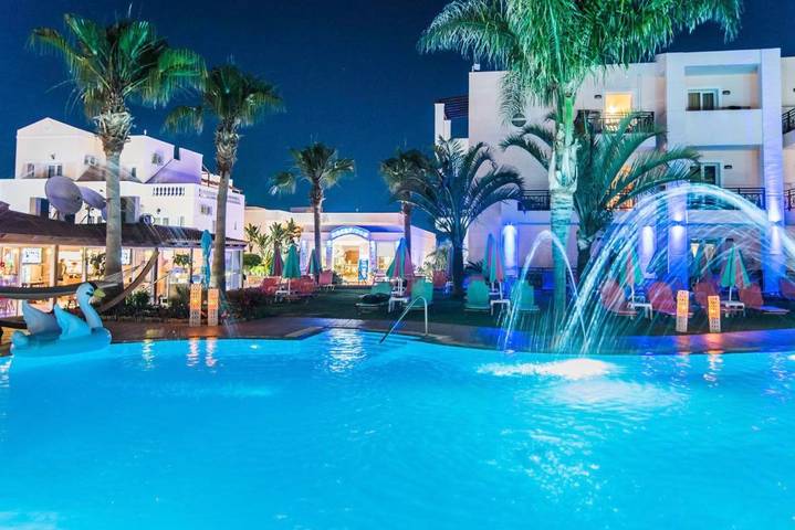 Location de vacances pour 3 personnes, avec jardin et piscine ainsi que bassin pour enfant et vue dans Malia - 3