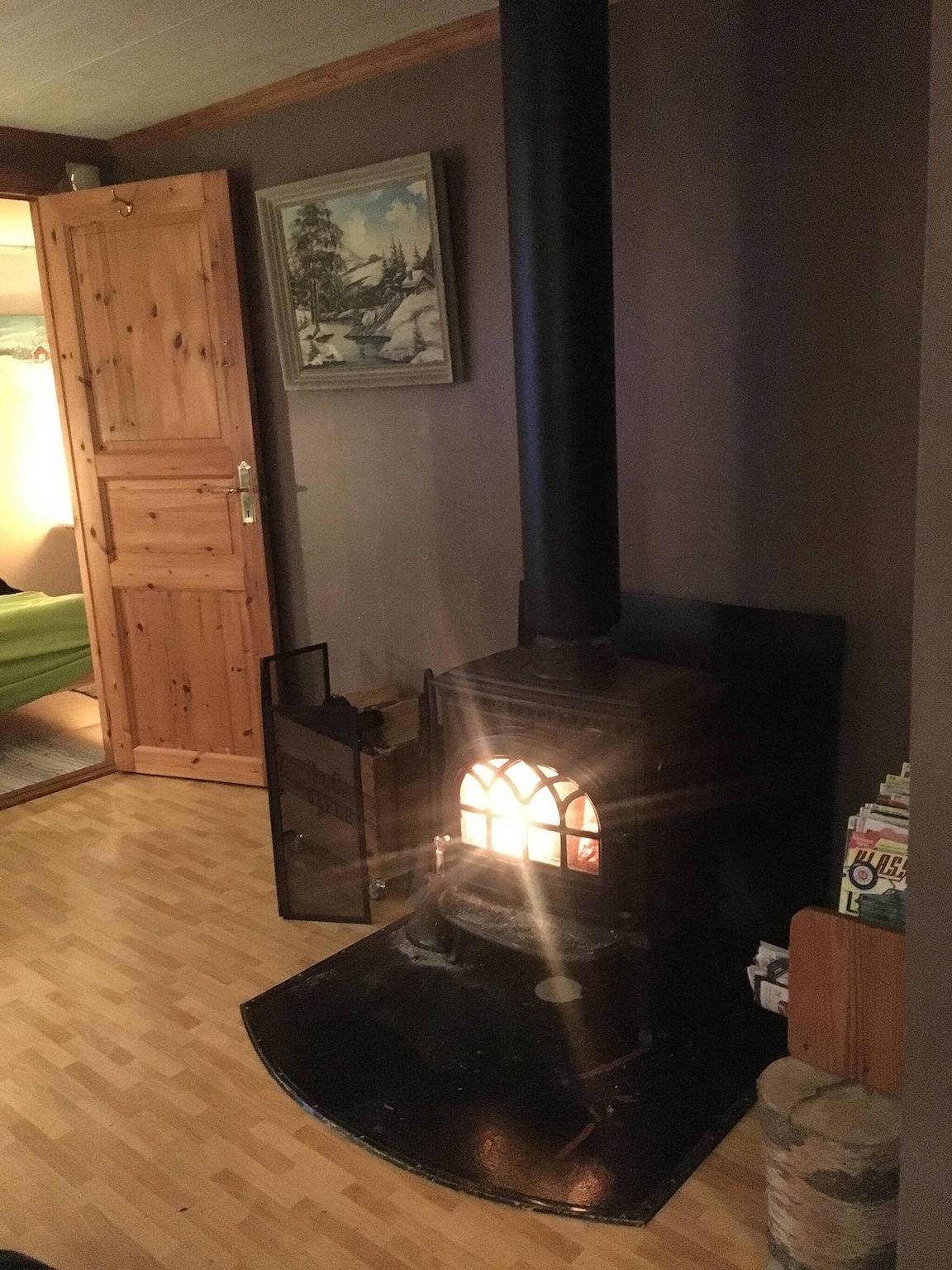 Nice cozy cottage with fireplace, barbecue hut and wood sauna in Gästrikland