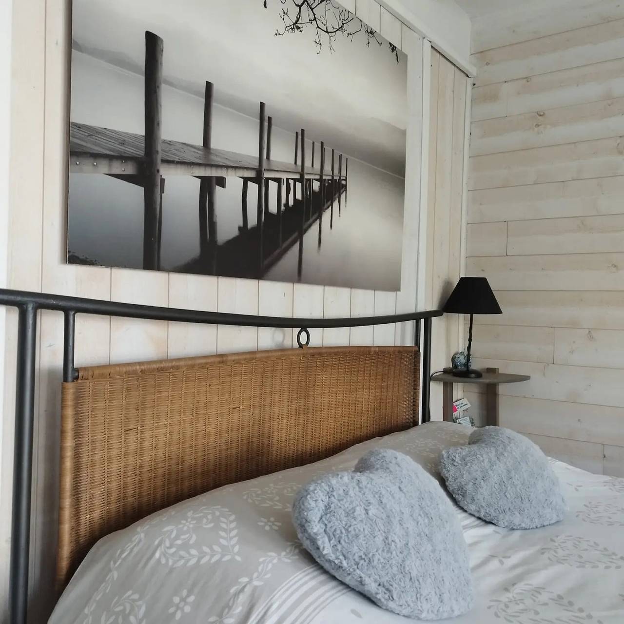 Chambre d’hôtes « Chambre Paladru » : vue montagne, piscine partagée et Wi-Fi in Charancieu, Région de La Tour-du-Pin