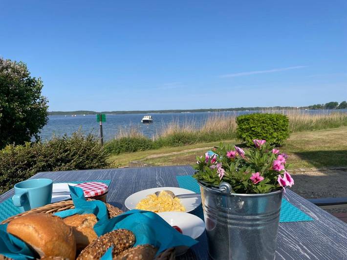 Ferienwohnung für 2 Personen, mit Terrasse und Seeblick an der Müritz
