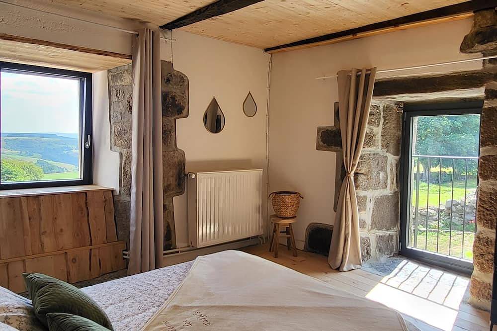 Ferme typique restaurée avec vue sur les monts ardéchois in Le Béage, Ardèche