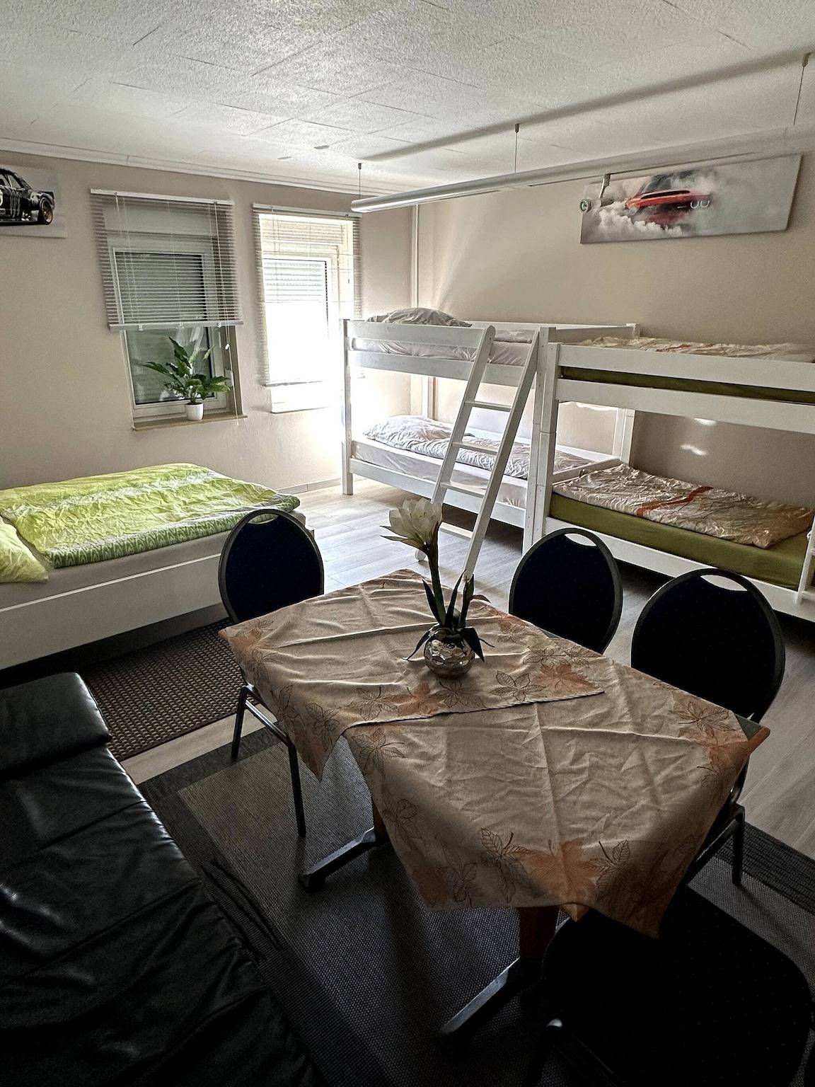 Ganze Wohnung, Große Unterkunft bis 18 Personen im Raum Halle & Leipzig mit Billard und Darts in Landsberg (Saalekreis), Saale-Unstrut Region
