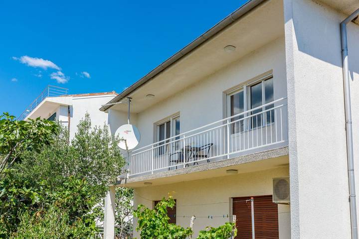 Ganze Wohnung, Komfortables Apartment nur 430 Meter zum Strand mit Meerblick, Balkon, Terrasse, Grillbereich in Plaža Bribirska obala, Novi Vinodolski