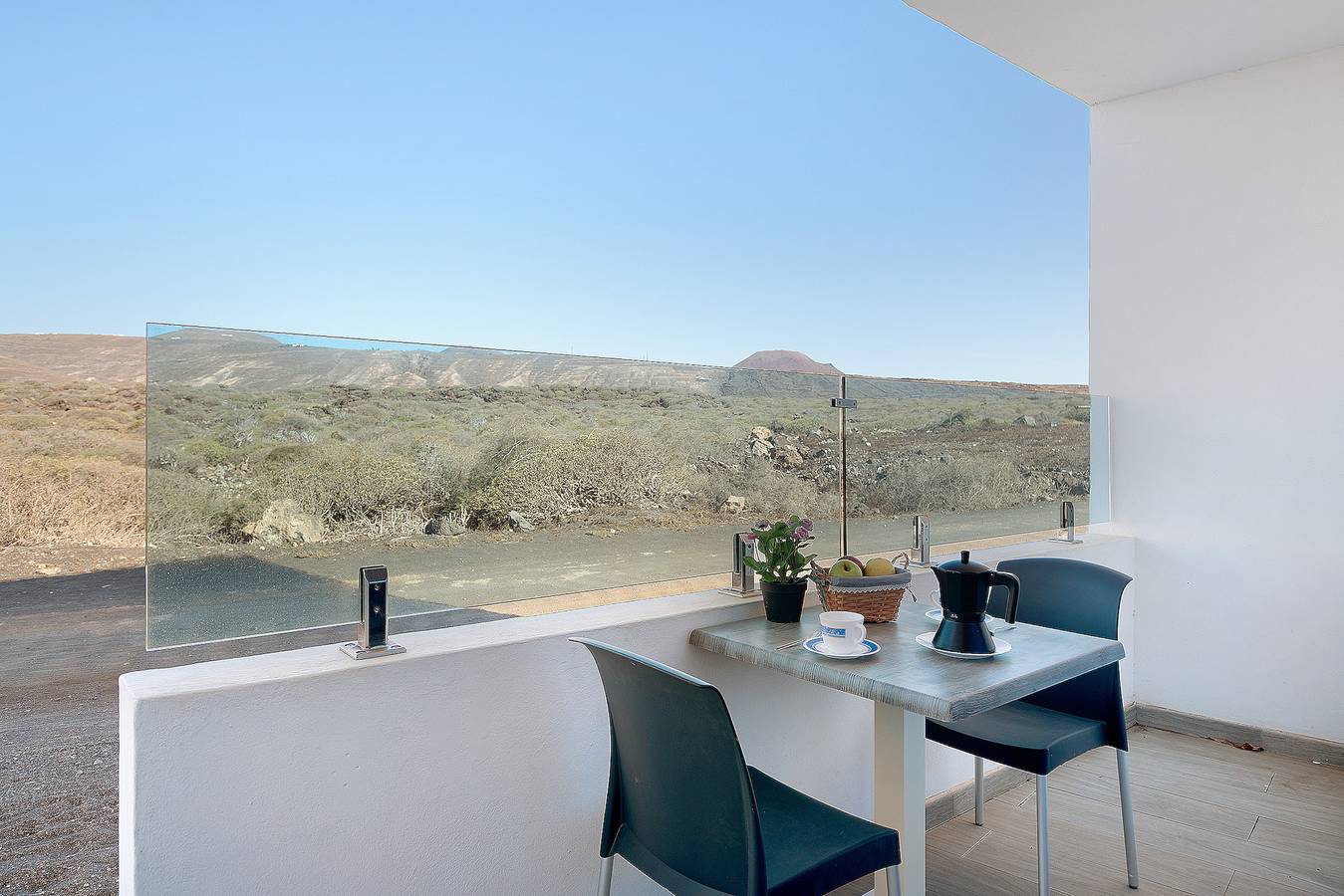 Entire apartment, Holiday Apartment “Callao Beach 5” with Mountain View, Terrace & Wi-Fi in Punta de las Mujeres, Haría