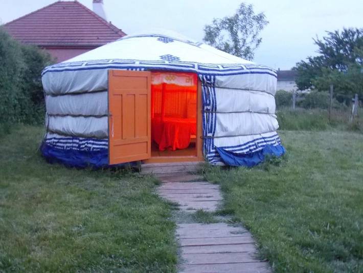 Tente pour 4 personnes, avec jacuzzi ainsi que jardin et piscine, animaux acceptés dans Allier - 2