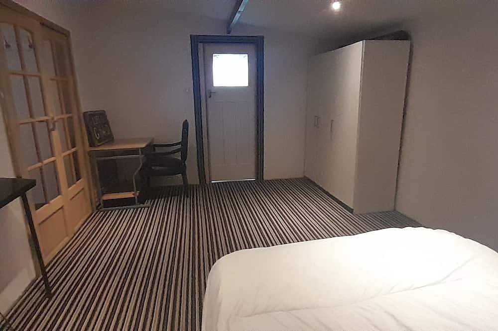 Entire Spacious Cabin with Private Garden in Bournemouth, South West England