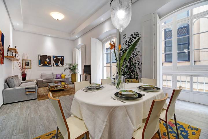 Apartamento entero, Apartamento "Piso con Encanto" cerca de la playa con balcón y Wi-Fi in Casco Antiguo de Cádiz, Cádiz