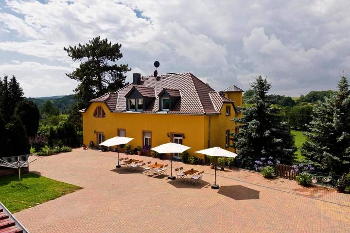 Ferienwohnung für 13 Personen, mit Terrasse und Garten sowie Pool und Ausblick in Schönburg