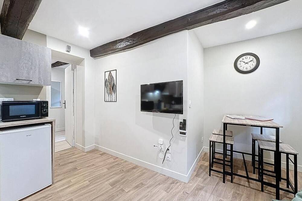 Entire apartment, Brand-new 4-person apartment N°6 in Riom, Riom region