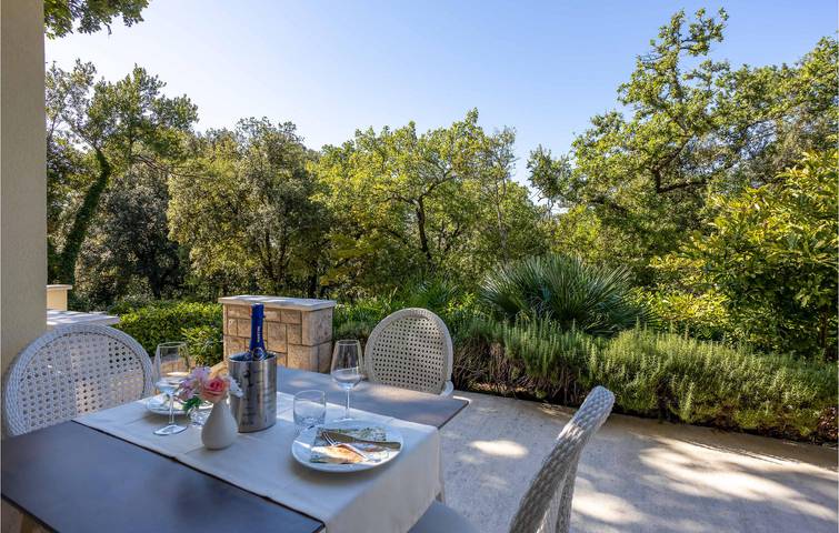 Ganze Ferienwohnung, Charmante Ferienwohnung mit Pool, Terrasse und WLAN, 2,5 km vom Strand entfernt in Gradsko kupalište (Crikvenica), Crikvenica