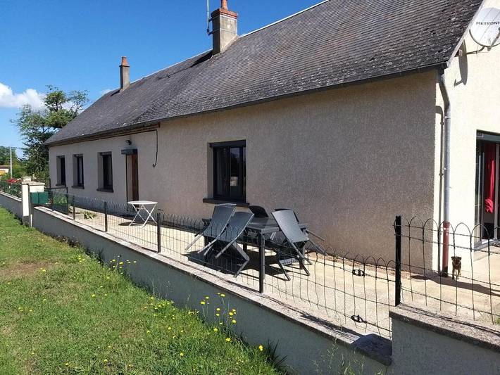 Chambre d’hôte pour 2 personnes, avec bassin pour enfant et terrasse ainsi que jardin et piscine à Luthenay-Uxeloup