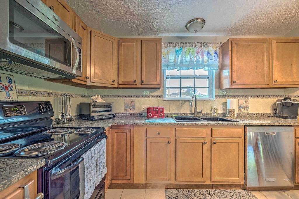 2 Mi to Beach: Canal-Front Home in Hudson! in Hudson, Pasco County