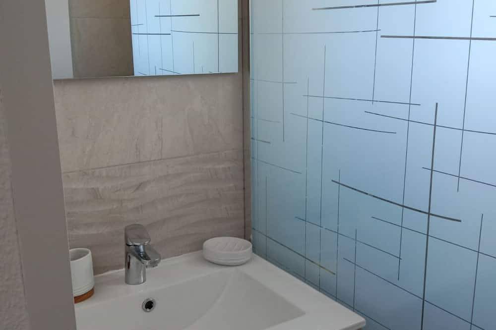 Appartement entier, Gruissan (Aude) Appartement calme, vue/port plaisance, Clim, Sdb neuve, Parking in Gruissan (Ville), Gruissan