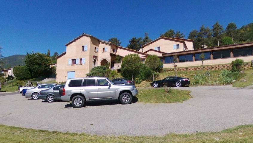 Chambre d’hôte pour 3 personnes, avec vue et terrasse ainsi que piscine et jardin, animaux acceptés