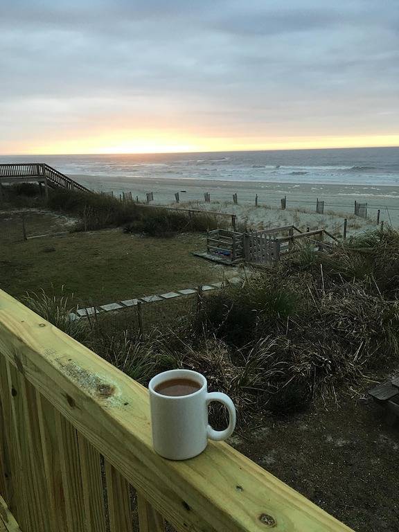 Oceanfront - innen und außen sonnig! in Holden Beach, Brunswick County