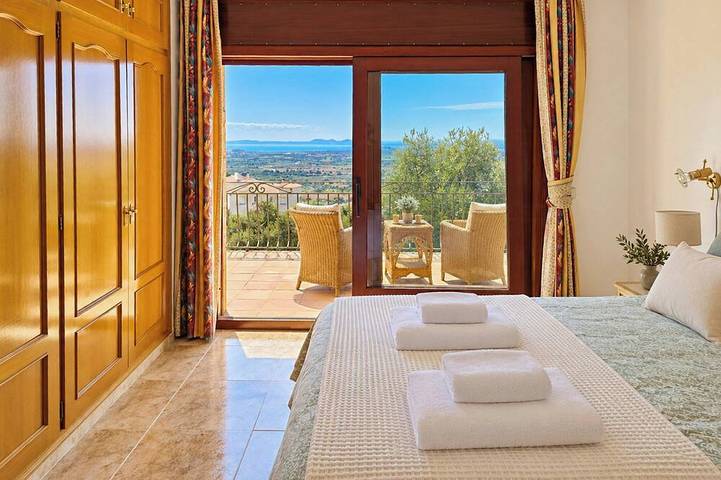 Casa de piedra de diseño romántico con piscina y vistas in Palau Sabardera, Alt Empordà
