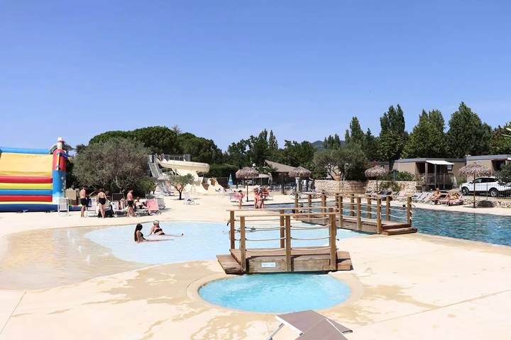 Mobil home pour 6 personnes, avec terrasse et piscine, animaux acceptés à Aups - 4