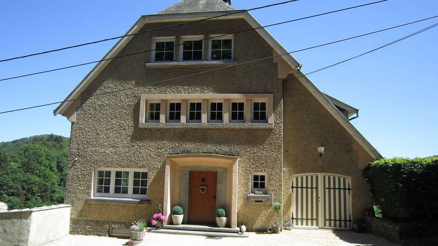 Vakantiehuis voor 6 personen, with terras and tuin as well as zwembad and whirlpool in Bouillon