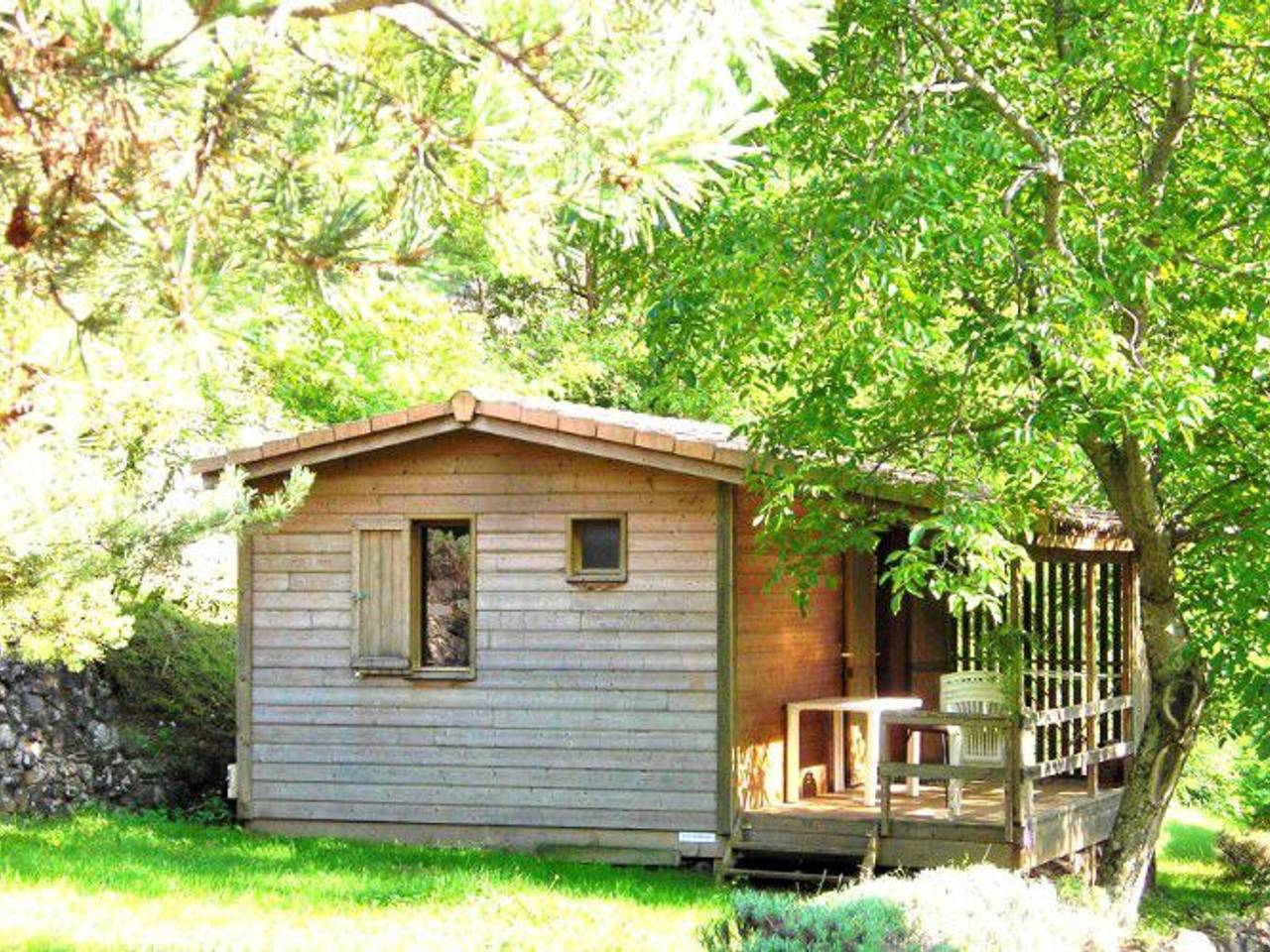 Chalet avec Terrasse et Salon de Jardin à Darbres in Darbres, Ardèche