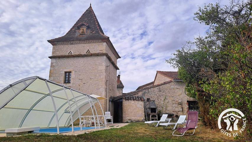 Gîte pour 4 personnes, avec Terrasse ainsi que Jardin et Piscine à Cestayrols