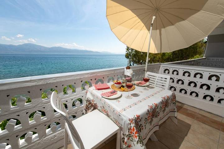 Gîte pour 4 personnes, avec vue et jardin dans Selianitika - 2