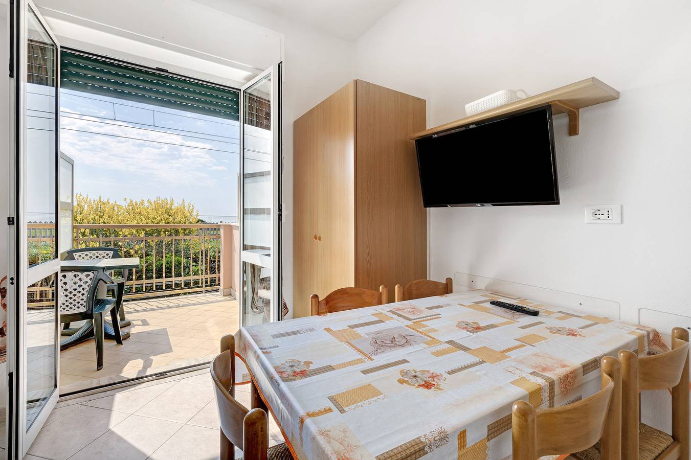 Appartamento intero, Appartamento per vacanze "Numero 14" con vista mare, balcone e Wi-Fi in Pietra Ligure, Comune di Pietra Ligure