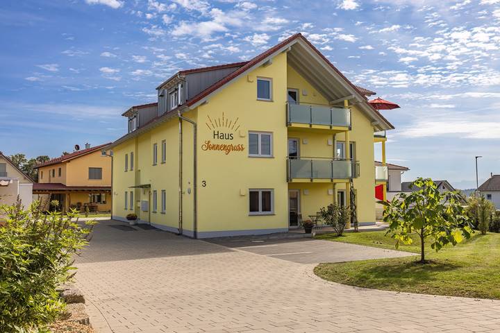 Ferienwohnung für 5 Personen, mit Balkon/Terrasse und Balkon sowie Terrasse und Garten