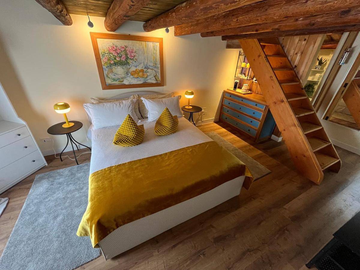 Large Double Room in Cavaso del Tomba, Province de Trévise