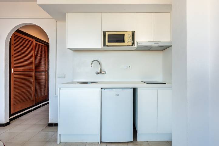 Apartamento entero, Apartamento 'Estudio Mirada 309' con vistas al lago, Wi-Fi y aire acondicionado in Es Pujols, Formentera