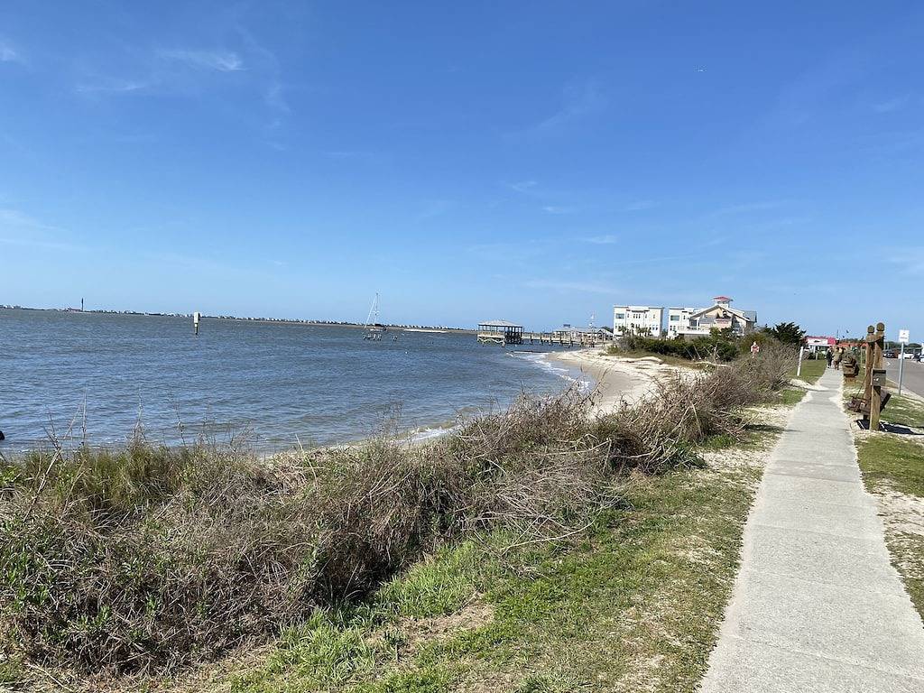 Spacious 3 bedroom House with screen porch .6 mile from downtown Southport, Nc in Southport (NC), Brunswick County