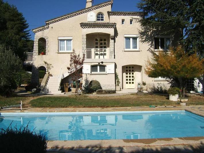 Chambre d’hôte pour 2 personnes, avec terrasse ainsi que piscine et jardin, animaux acceptés