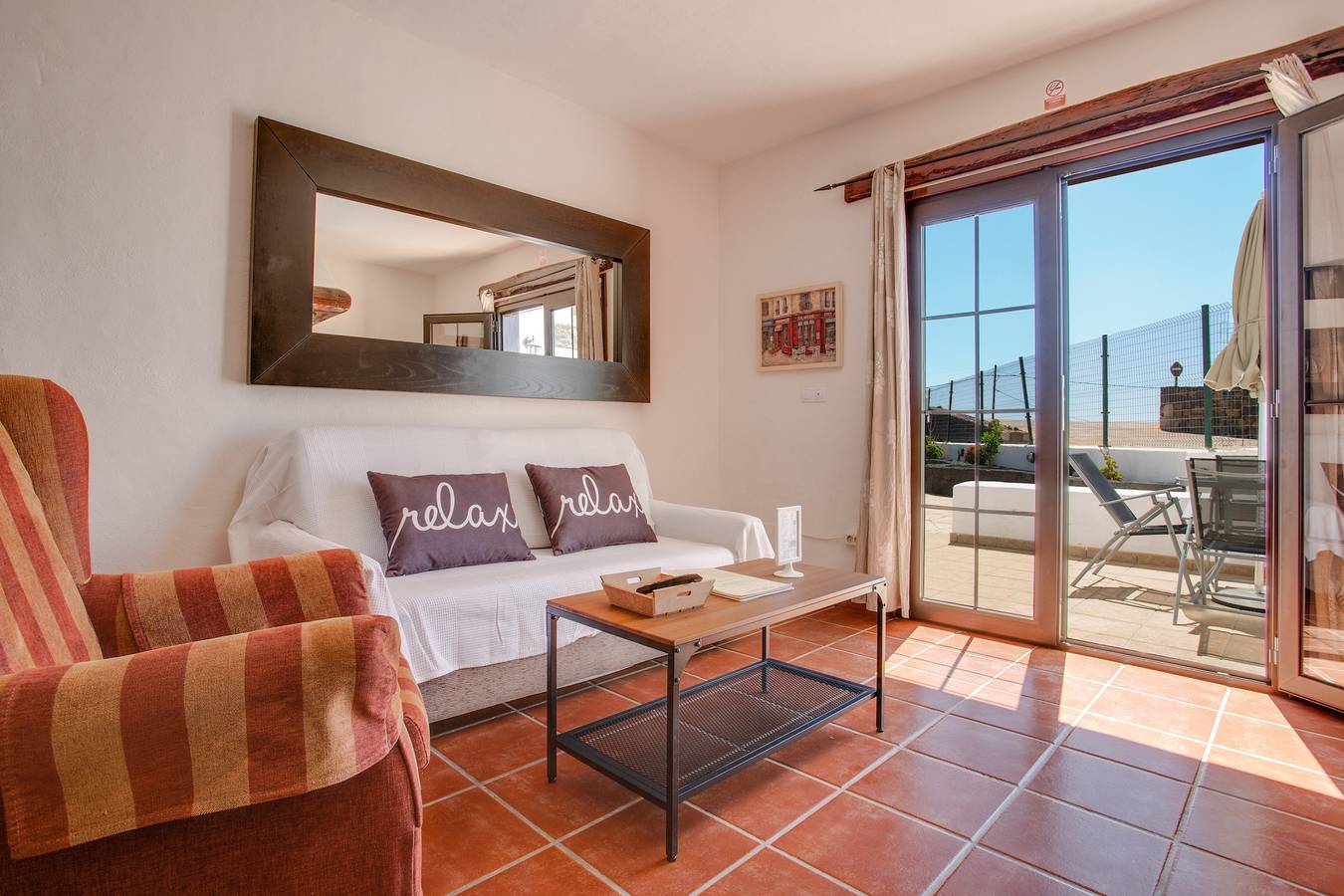 Entire apartment, Cosy Apartment "4" with Terrace, Community Pool & Wi-Fi in La Asomada, Tías