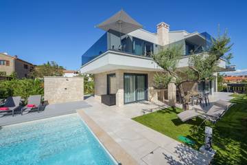 Ferienhaus für 6 Personen, mit Sauna und Balkon sowie Pool in Kastelir