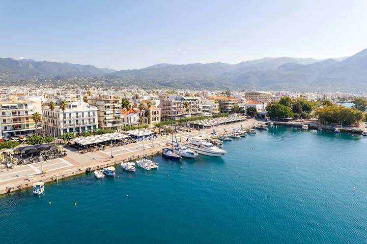 Bright comfy flat near the beach & the city center in Kalamata, Messenien