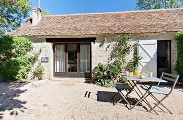 Gîte pour 2 personnes, avec piscine ainsi que terrasse et jardin dans le Lot
