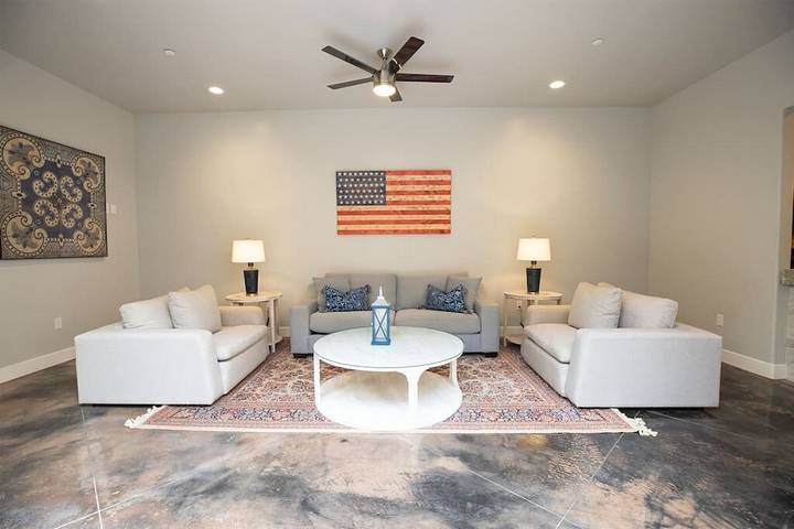 Vacation rental for 24 people, with pool and balcony in Hurricane