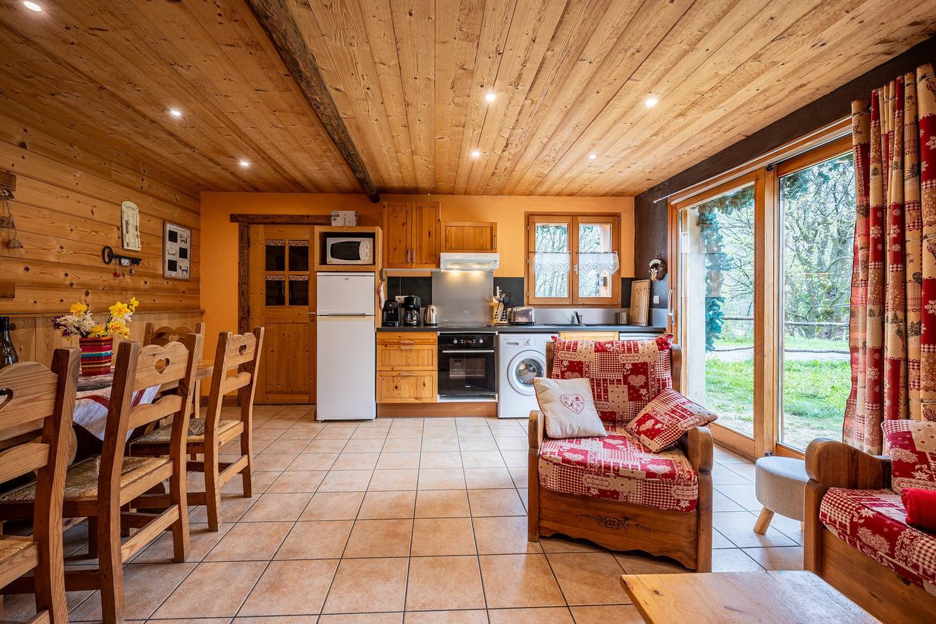 Entire apartment, Apartment "La Poya" with Mountain Views, Private Terrace and Wi-Fi in Valloire, Saint-Jean-de-Maurienne region