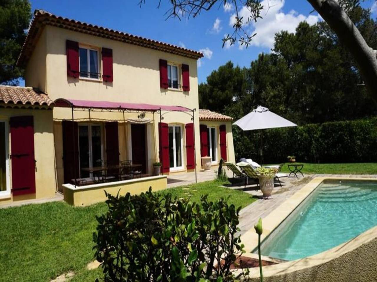 Entire apartment, House in Alpilles with Pool and Garden in Cornillon-Confoux, Aix-en-Provence region