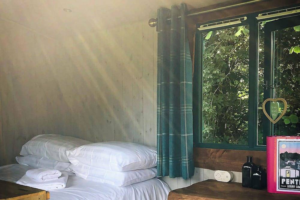 Shire the Shepherd's Hut - Welcoming Dogs in Ceredigion