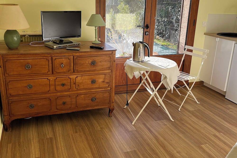 Apartamento entero, Comfortable 22m2 studio near Paris, overlooking garden and Parc de St Cloud in Saint-Cloud, Altos del Sena