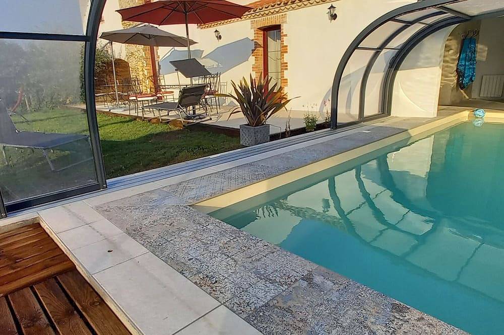 Casa de campo con piscina climatizada, cerca de la playa y equipada para familias. in Challans, Valle del Loira