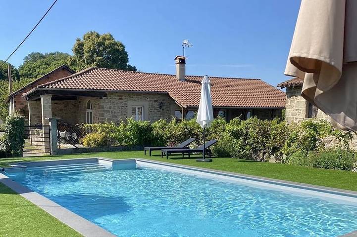 Gîte pour 7 personnes, avec piscine ainsi que jardin et balcon, animaux acceptés dans Viazac