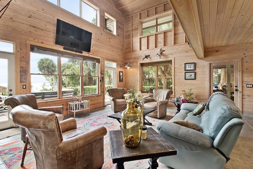 Schauen Sie sich die wunderschöne Cedar Lodge am Lake Weir an! in Marion County (FL)