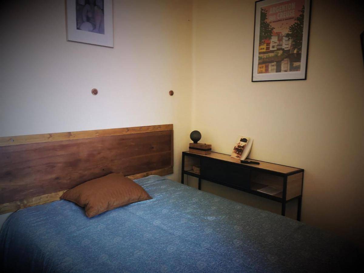 Appartement de vacances entier, Double Room with Private Bathroom in Argenton-sur-Creuse, Région de Châteauroux