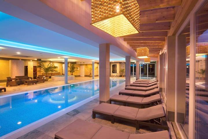 Hôtel pour 3 personnes, avec jardin et sauna ainsi que bassin pour enfant et jacuzzi, animaux acceptés