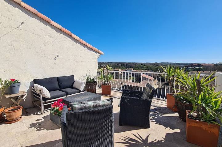 Location de vacances pour 4 personnes, avec terrasse et jardin, animaux acceptés à Pouzolles