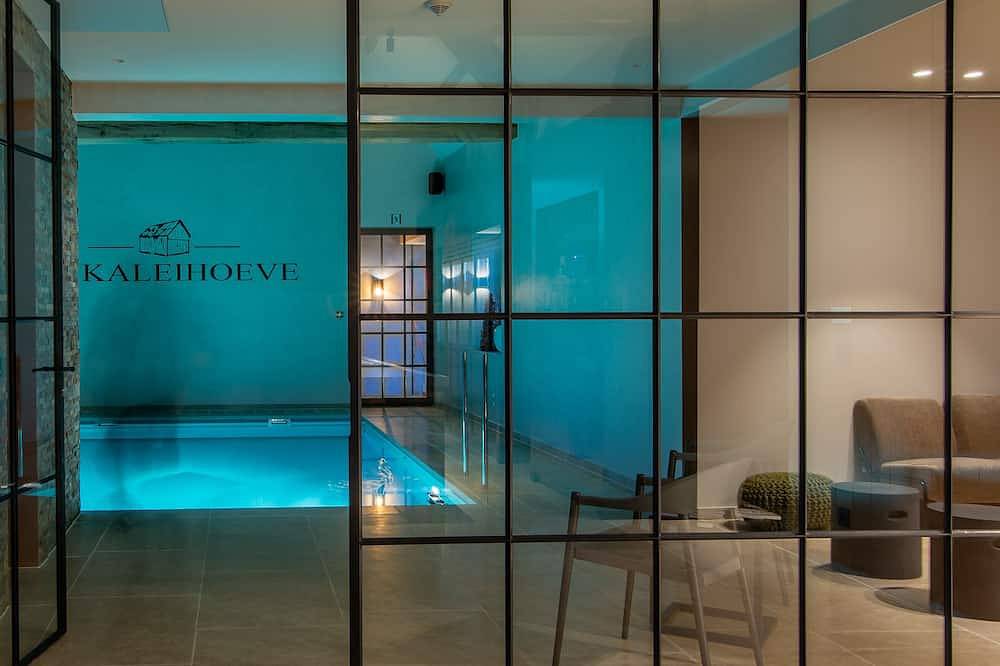 Gezellige hoeve voor 30 personen met binnenzwembad, infraroodsauna, speelplein. in West-Vlaanderen