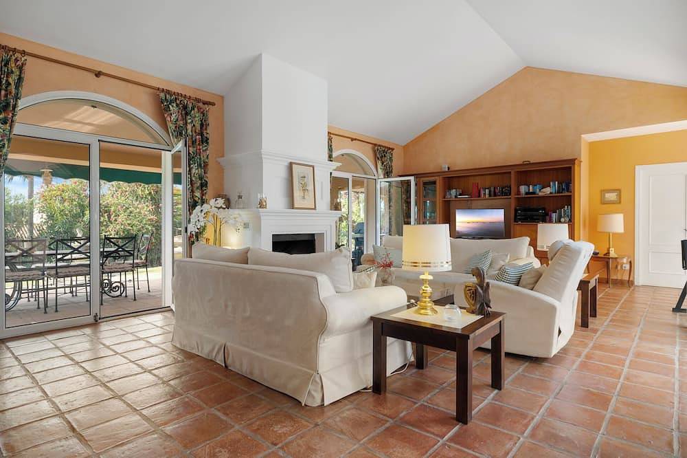 Casa Beaumont - Beautiful 5-Bed Villa w Private Pool & Stunning Views in Sotogrande, San Roque